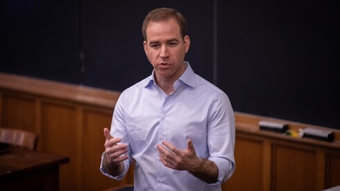 Luke Bronin ’06 teaching his “Homelessness and Housing: Law & Policy” course