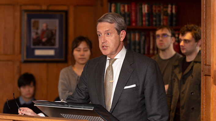 Randal Quarles speaking at podium